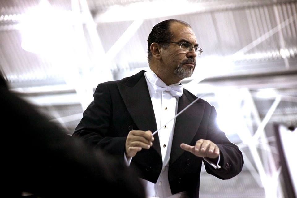 Mario Monroy dirige de frac